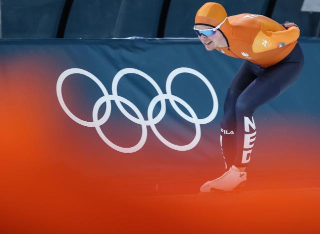 (260214) -- MILAN, Feb. 14, 2026 (Xinhua) -- Stijn van de Bunt of the Netherlands competes during the speed skating men's 10000m event at the Milan-Cortina 2026 Olympic Winter Games in Milan, Italy, Feb. 13, 2026. (Xinhua/Li Jing)