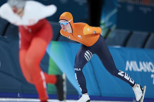 (260214) -- MILAN, Feb. 14, 2026 (Xinhua) -- Stijn van de Bunt (R) of the Netherlands competes during the speed skating men's 10000m event at the Milan-Cortina 2026 Olympic Winter Games in Milan, Italy, Feb. 13, 2026. (Xinhua/Li Jing)