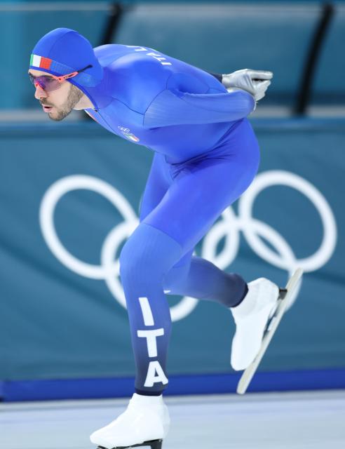 (260214) -- MILAN, Feb. 14, 2026 (Xinhua) -- Davide Ghiotto of Italy competes during the speed skating men's 10000m event at the Milan-Cortina 2026 Olympic Winter Games in Milan, Italy, Feb. 13, 2026. (Xinhua/Li Jing)