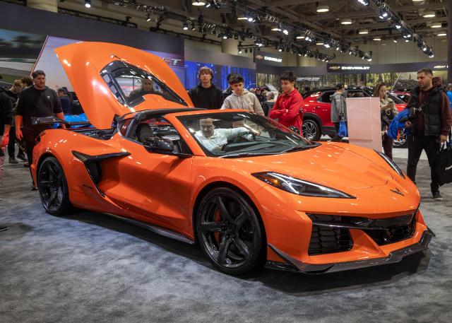 (260214) -- TORONTO, Feb. 14, 2026 (Xinhua) -- Visitors view a Chevrolet Corvette Z06 supercar at the 2026 Canadian International AutoShow in Toronto, Canada, Feb. 13, 2026.
  The 10-day show kicked off here on Friday, with over 40 automotive brands showcasing the latest innovations, trends and advancements in the auto industry. (Photo by Zou Zheng/Xinhua)