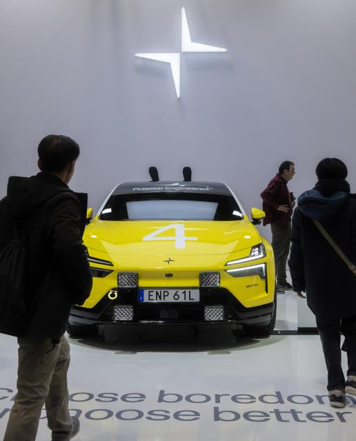 (260214) -- TORONTO, Feb. 14, 2026 (Xinhua) -- Visitors view a Polestar 4 electric vehicle at the 2026 Canadian International AutoShow in Toronto, Canada, Feb. 13, 2026.
  The 10-day show kicked off here on Friday, with over 40 automotive brands showcasing the latest innovations, trends and advancements in the auto industry. (Photo by Zou Zheng/Xinhua)
