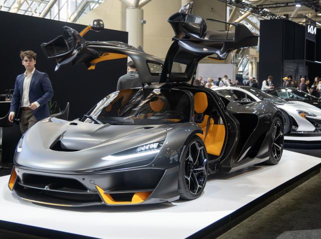 (260214) -- TORONTO, Feb. 14, 2026 (Xinhua) -- A McLaren W1 supercar is pictured at the 2026 Canadian International AutoShow in Toronto, Canada, Feb. 13, 2026.
  The 10-day show kicked off here on Friday, with over 40 automotive brands showcasing the latest innovations, trends and advancements in the auto industry. (Photo by Zou Zheng/Xinhua)