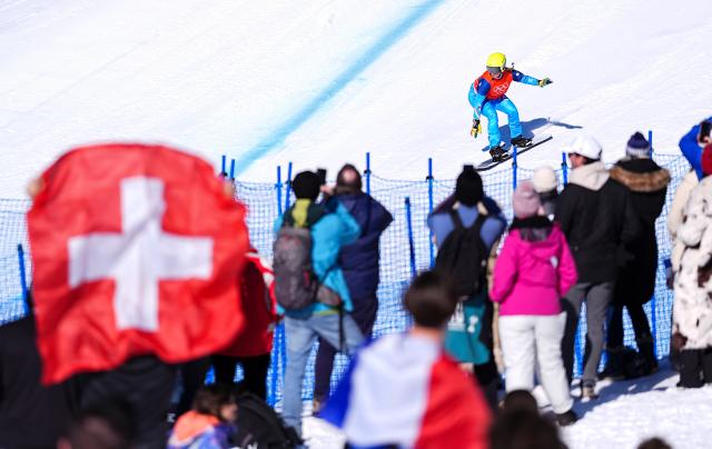 (260214) -- LIVIGNO, Feb. 14, 2026 (Xinhua) -- Michela Moioli of Italy comnpetes during the women's snowboard cross 1/8 final at the Milan-Cortina 2026 Olympic Winter Games in Livigno, Italy, Feb. 13, 2026. (Xinhua/Wu Huiwo)