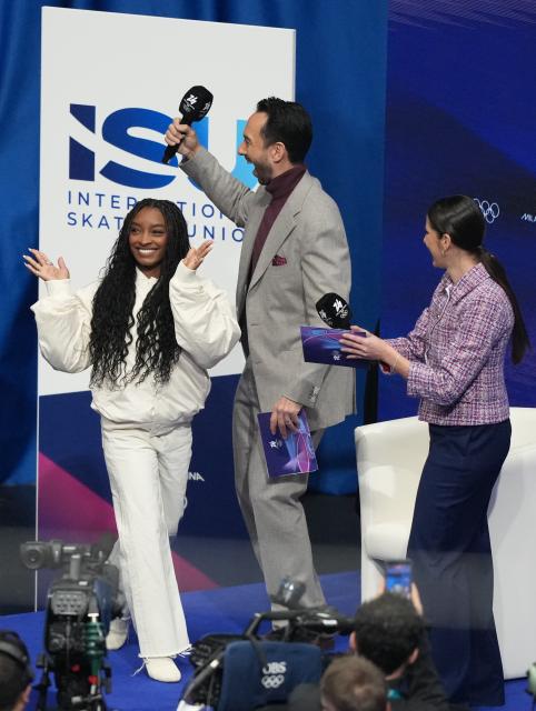 (260214) -- MILAN, Feb. 14, 2026 (Xinhua) -- The United States athlete Simone Biles (L) waves to spectators during the men's single skating free skating of figure skating event at the Milan-Cortina 2026 Olympic Winter Games in Milan, Italy, Feb. 13, 2026. (Xinhua/Xue Yuge)