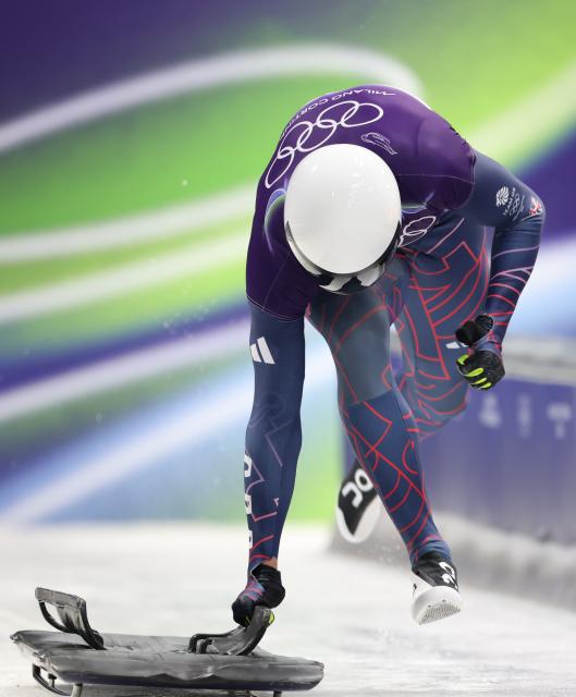 (260214) -- CORTINA D'AMPEZZO, Feb. 14, 2026 (Xinhua) -- Matt Weston of Britain competes during the skeleton men competition heat 3 at the Milan-Cortina 2026 Olympic Winter Games in Cortina, Italy, Feb. 13, 2026. (Xinhua/Ding Xu)