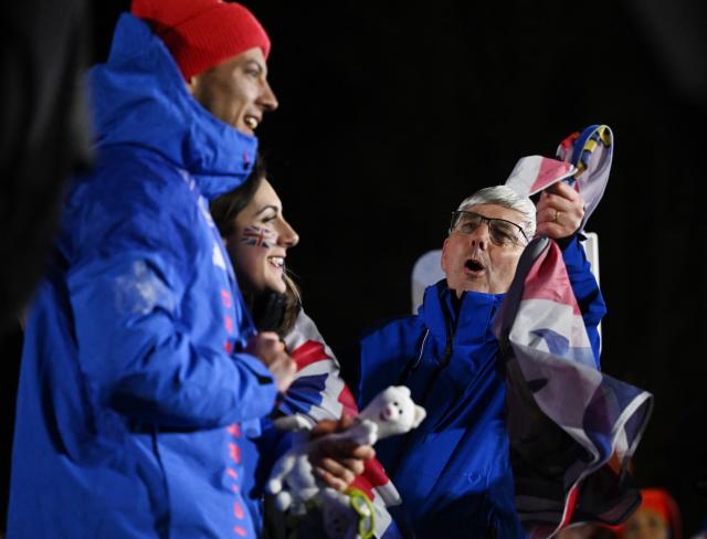 (260214) -- CORTINA D'AMPEZZO, Feb. 14, 2026 (Xinhua) -- Gold medalist Matt Weston (L) celebrates with his family after the skeleton men's competition at the Milan-Cortina 2026 Olympic Winter Games in Cortina, Italy, Feb. 13, 2026. (Xinhua/Lian Yi)