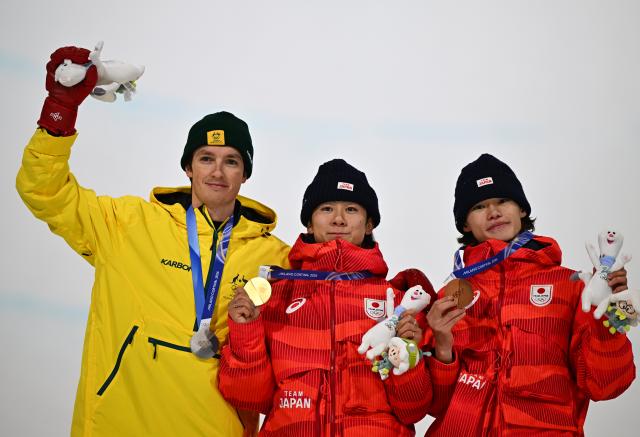 (260214) -- LIVIGNO, Feb. 14, 2026 (Xinhua) -- Gold medalist Totsuka Yuto (C) of Japan, silver medalist Scotty James (L) of Australia and bronze medalist Yamada Ryusei of Japan pose during the awarding ceremony of the men's snowboard halfpipe at the Milan-Cortina 2026 Olympic Winter Games in Livigno, Italy, Feb. 13, 2026. (Xinhua/Zhang Hongxiang)