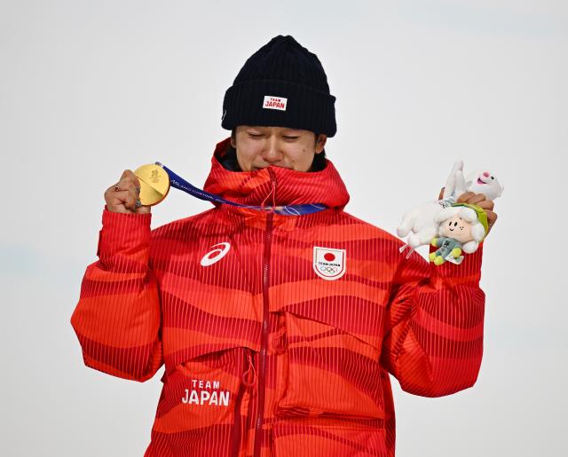 (260214) -- LIVIGNO, Feb. 14, 2026 (Xinhua) -- Gold medalist Totsuka Yuto reacts during the awarding ceremony of the men's snowboard halfpipe at the Milan-Cortina 2026 Olympic Winter Games in Livigno, Italy, Feb. 13, 2026. (Xinhua/Zhang Hongxiang)