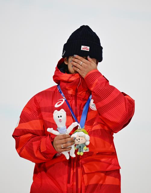(260214) -- LIVIGNO, Feb. 14, 2026 (Xinhua) -- Gold medalist Totsuka Yuto reacts during the awarding ceremony of the men's snowboard halfpipe at the Milan-Cortina 2026 Olympic Winter Games in Livigno, Italy, Feb. 13, 2026. (Xinhua/Zhang Hongxiang)