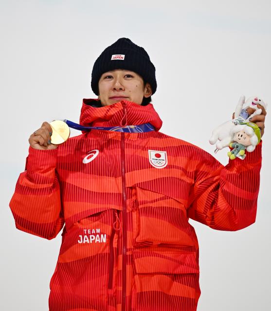 (260214) -- LIVIGNO, Feb. 14, 2026 (Xinhua) -- Gold medalist Totsuka Yuto poses during the awarding ceremony of the men's snowboard halfpipe at the Milan-Cortina 2026 Olympic Winter Games in Livigno, Italy, Feb. 13, 2026. (Xinhua/Zhang Hongxiang)