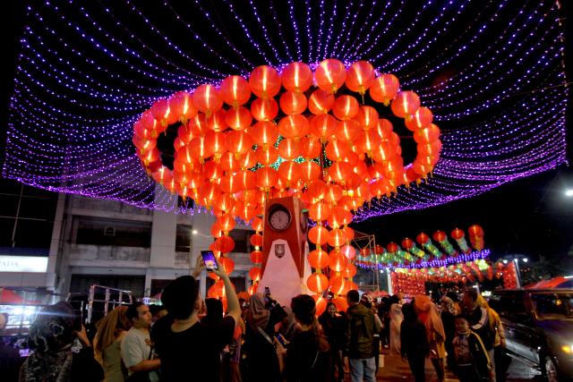 (260214) -- JAKARTA, Feb. 14, 2026 (Xinhua) -- People view Chinese New Year lanterns in Surakarta, Central Java, Indonesia, Feb. 13, 2026. (Photo by Bram Selo/Xinhua)