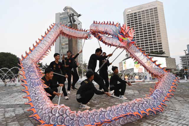 (260214) -- JAKARTA, Feb. 14, 2026 (Xinhua) -- A dragon dance show is staged to celebrate the Chinese New Year in Jakarta, Indonesia, Feb. 13, 2026. (Xinhua/Agung Kuncahya B.)