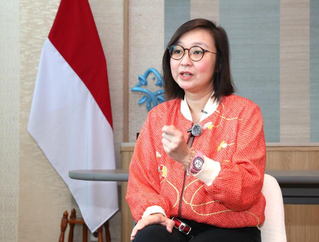 (260214) -- JAKARTA, Feb. 14, 2026 (Xinhua) -- Indonesian Deputy Minister of Creative Economy Irene Umar, who also serves as chairperson of the National Chinese New Year Organizing Committee, speaks during an interview with Xinhua in Jakarta, Indonesia, Feb. 13, 2026.
  TO GO WITH "Interview: Indonesia's national-level Chinese New Year celebration to enhance cultural understanding, says senior official" (Xinhua/Cen Yunpeng)