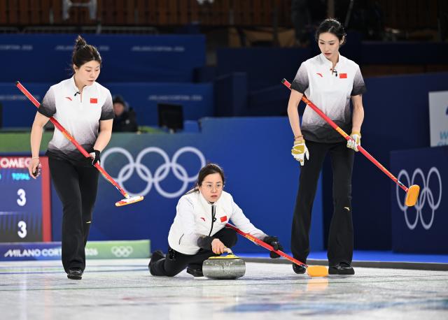 (260214) -- CORTINA D'AMPEZZO, Feb. 14, 2026 (Xinhua) -- Wang Rui (C) of China competes during the curling women round robin session 4 match between China and Italy at the 2026 Milan-Cortina Winter Olympics in Cortina, Italy, Feb. 14, 2026. (Xinhua/Lian Yi)