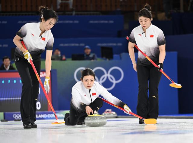 (260214) -- CORTINA D'AMPEZZO, Feb. 14, 2026 (Xinhua) -- Han Yu (C) of China competes during the curling women round robin session 4 match between China and Italy at the 2026 Milan-Cortina Winter Olympics in Cortina, Italy, Feb. 14, 2026. (Xinhua/Lian Yi)