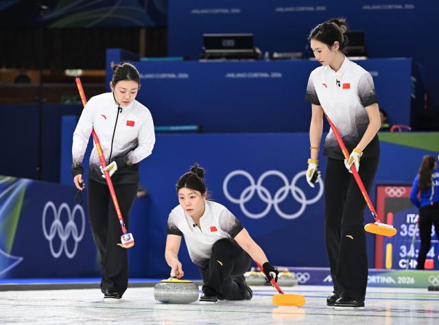 (260214) -- CORTINA D'AMPEZZO, Feb. 14, 2026 (Xinhua) -- Dong Ziqi (C) of China competes during the curling women round robin session 4 match between China and Italy at the 2026 Milan-Cortina Winter Olympics in Cortina, Italy, Feb. 14, 2026. (Xinhua/Lian Yi)