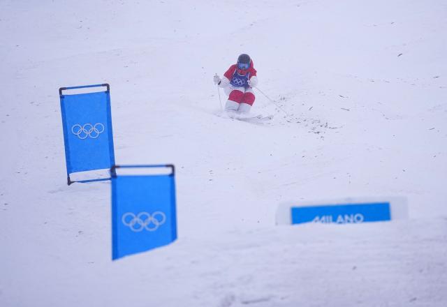(260214) -- LIVIGNO, Feb. 14, 2026 (Xinhua) -- Yang Ya of China competes during the freestyle skiing women's dual moguls 1/16 finals at the Milan-Cortina 2026 Olympic Winter Games in Livigno, Italy, Feb. 14, 2026. (Xinhua/Wu Huiwo)