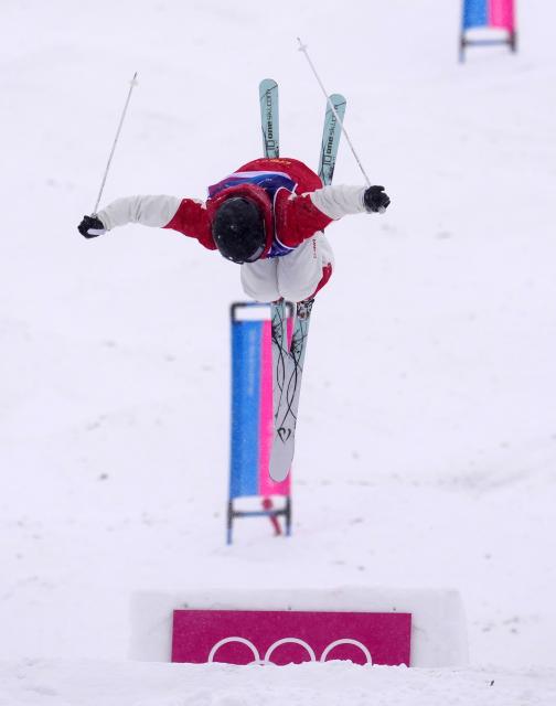 (260214) -- LIVIGNO, Feb. 14, 2026 (Xinhua) -- Li Ruilin of China competes during the freestyle skiing women's dual moguls 1/16 finals at the Milan-Cortina 2026 Olympic Winter Games in Livigno, Italy, Feb. 14, 2026. (Xinhua/Hu Chao)