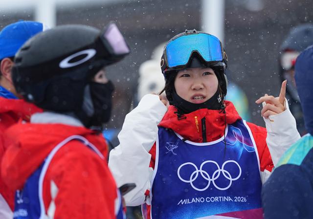 (260214) -- LIVIGNO, Feb. 14, 2026 (Xinhua) -- Yang Ya (R) of China watches the matches after competing during the freestyle skiing women's dual moguls 1/16 finals at the Milan-Cortina 2026 Olympic Winter Games in Livigno, Italy, Feb. 14, 2026. (Xinhua/Wu Huiwo)