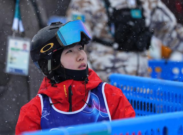 (260214) -- LIVIGNO, Feb. 14, 2026 (Xinhua) -- Yang Ya of China watches the matches after competing during the freestyle skiing women's dual moguls 1/16 finals at the Milan-Cortina 2026 Olympic Winter Games in Livigno, Italy, Feb. 14, 2026. (Xinhua/Wu Huiwo)
