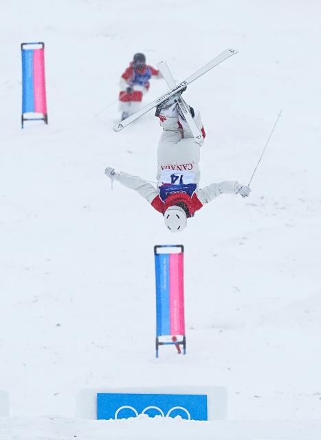 (260214) -- LIVIGNO, Feb. 14, 2026 (Xinhua) -- Ashley Koehler (front) of Canada and Li Ruilin of China compete during the freestyle skiing women's dual moguls 1/16 finals at the Milan-Cortina 2026 Olympic Winter Games in Livigno, Italy, Feb. 14, 2026. (Xinhua/Wu Huiwo)