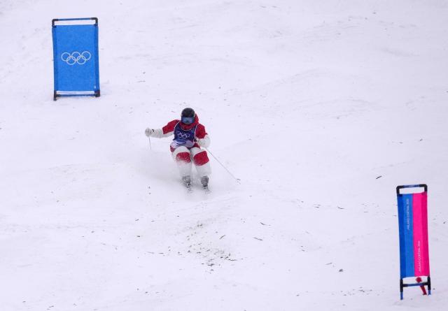 (260214) -- LIVIGNO, Feb. 14, 2026 (Xinhua) -- Yang Ya of China competes during the freestyle skiing women's dual moguls 1/16 finals at the Milan-Cortina 2026 Olympic Winter Games in Livigno, Italy, Feb. 14, 2026. (Xinhua/Hu Chao)
