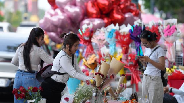 (260214) -- PHNOM PENH, Feb. 14, 2026 (Xinhua) -- People buy roses on Valentine's Day at the central market in Phnom Penh, Cambodia, Feb. 14, 2026. (Photo by Sovannara/Xinhua)