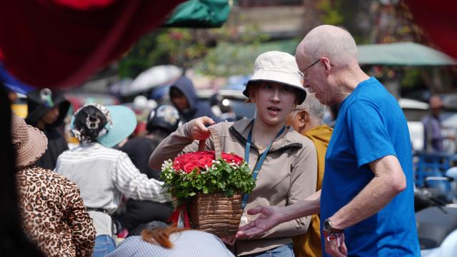 (260214) -- PHNOM PENH, Feb. 14, 2026 (Xinhua) -- A woman sells roses on Valentine's Day at the central market in Phnom Penh, Cambodia, Feb. 14, 2026. (Photo by Sovannara/Xinhua)