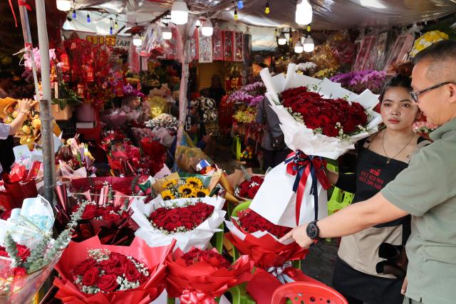 (260214) -- PHNOM PENH, Feb. 14, 2026 (Xinhua) -- People buy roses on Valentine's Day at the central market in Phnom Penh, Cambodia, Feb. 14, 2026. (Photo by Sovannara/Xinhua)