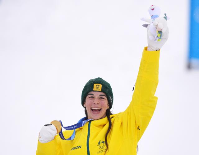 (260214) -- LIVIGNO, Feb. 14, 2026 (Xinhua) -- Gold medalist Jakara Anthony of Australia poses for photos with the medal during the awarding ceremony for the freestyle skiing women's dual moguls at the Milan-Cortina 2026 Olympic Winter Games in Livigno, Italy, Feb. 14, 2026. (Xinhua/Hu Chao)