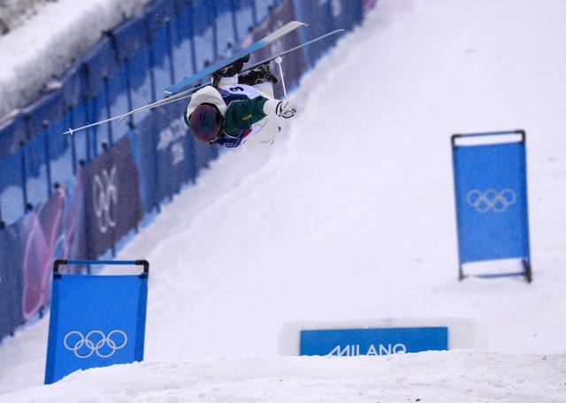 (260214) -- LIVIGNO, Feb. 14, 2026 (Xinhua) -- Jakara Anthony of Australia competes during the freestyle skiing women's dual moguls big final at the Milan-Cortina 2026 Olympic Winter Games in Livigno, Italy, Feb. 14, 2026. (Xinhua/Hu Chao)