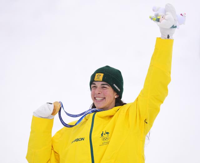 (260214) -- LIVIGNO, Feb. 14, 2026 (Xinhua) -- Gold medalist Jakara Anthony of Australia poses for photos with the medal during the awarding ceremony for the freestyle skiing women's dual moguls at the Milan-Cortina 2026 Olympic Winter Games in Livigno, Italy, Feb. 14, 2026. (Xinhua/Hu Chao)