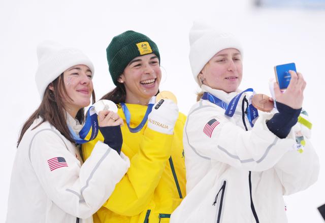 (260214) -- LIVIGNO, Feb. 14, 2026 (Xinhua) -- Gold medalist Jakara Anthony (C) of Australia, silver medalist Jaelin Kauf (L) of the United States and bronze medalist Elizabeth Lemley of the United States pose for selfies during the awarding ceremony for the freestyle skiing women's dual moguls at the Milan-Cortina 2026 Olympic Winter Games in Livigno, Italy, Feb. 14, 2026. (Xinhua/Hu Chao)