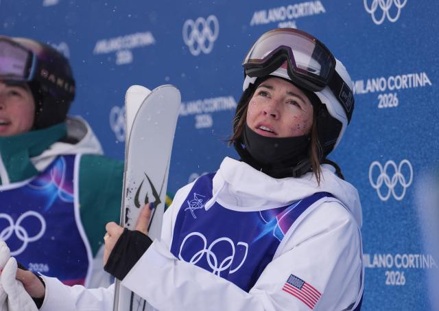 (260214) -- LIVIGNO, Feb. 14, 2026 (Xinhua) -- Jaelin Kauf of the United States waits for scoring after the freestyle skiing women's dual moguls big final at the Milan-Cortina 2026 Olympic Winter Games in Livigno, Italy, Feb. 14, 2026. (Xinhua/Hu Chao)