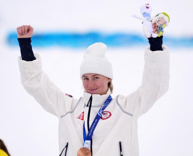 (260214) -- LIVIGNO, Feb. 14, 2026 (Xinhua) -- Bronze medalist Elizabeth Lemley of the United States poses for photos during the awarding ceremony for the freestyle skiing women's dual moguls at the Milan-Cortina 2026 Olympic Winter Games in Livigno, Italy, Feb. 14, 2026. (Xinhua/Hu Chao)