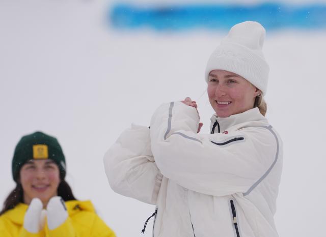 (260214) -- LIVIGNO, Feb. 14, 2026 (Xinhua) -- Bronze medalist Elizabeth Lemley (R) of the United States reacts during the awarding ceremony for the freestyle skiing women's dual moguls at the Milan-Cortina 2026 Olympic Winter Games in Livigno, Italy, Feb. 14, 2026. (Xinhua/Hu Chao)