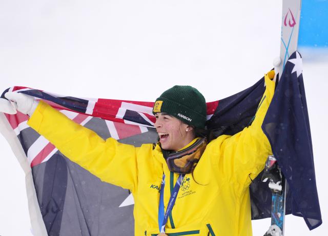 (260214) -- LIVIGNO, Feb. 14, 2026 (Xinhua) -- Gold medalist Jakara Anthony of Australia poses for photos during the awarding ceremony for the freestyle skiing women's dual moguls at the Milan-Cortina 2026 Olympic Winter Games in Livigno, Italy, Feb. 14, 2026. (Xinhua/Hu Chao)