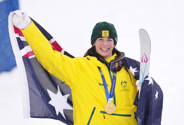 (260214) -- LIVIGNO, Feb. 14, 2026 (Xinhua) -- Gold medalist Jakara Anthony of Australia poses for photos during the awarding ceremony for the freestyle skiing women's dual moguls at the Milan-Cortina 2026 Olympic Winter Games in Livigno, Italy, Feb. 14, 2026. (Xinhua/Hu Chao)
