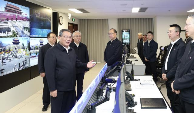 (260214) -- BEIJING, Feb. 14, 2026 (Xinhua) -- Chinese Premier Li Qiang, also a member of the Standing Committee of the Political Bureau of the Communist Party of China Central Committee, inspects the Ministry of Emergency Management on Feb. 14, 2026. Li on Saturday emphasized efforts to ensure transportation services during the Spring Festival travel rush, focus on workplace safety and social stability, and improve the quality of tourism services, ensuring people enjoy a happy and peaceful holiday. (Xinhua/Huang Jingwen)