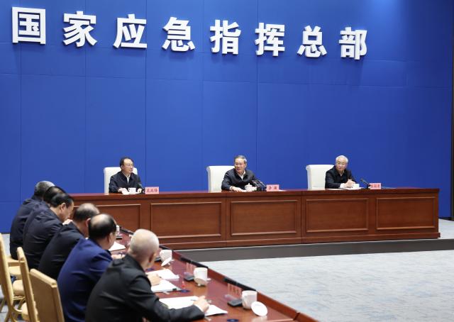 (260214) -- BEIJING, Feb. 14, 2026 (Xinhua) -- Chinese Premier Li Qiang, also a member of the Standing Committee of the Political Bureau of the Communist Party of China Central Committee, inspects the Ministry of Emergency Management on Feb. 14, 2026. Li on Saturday emphasized efforts to ensure transportation services during the Spring Festival travel rush, focus on workplace safety and social stability, and improve the quality of tourism services, ensuring people enjoy a happy and peaceful holiday. (Xinhua/Huang Jingwen)