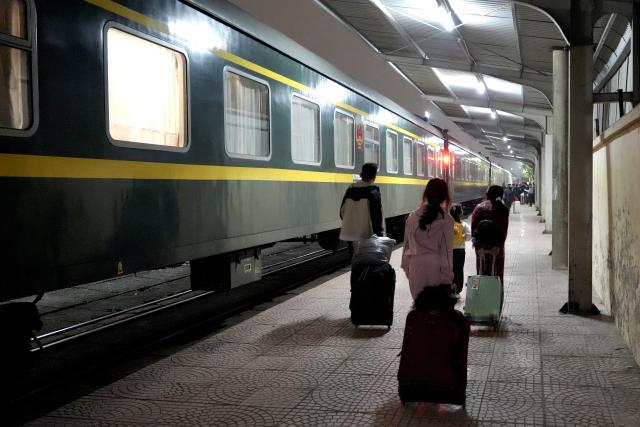 (260214) -- HANOI, Feb. 14, 2026 (Xinhua) -- Passengers prepare to get on a China-Vietnam international passenger train at Gia Lam Station in Hanoi, Vietnam, Feb. 10, 2026.
  Since its resumption on May 25, 2025, the China-Vietnam international passenger train has operated approximately 200 round trips by the end of 2025, transporting nearly 20,000 passengers while significantly boosting travel between the two countries.
   During the 2026 Spring Festival, every train on the rail service has been fully booked, with seat occupancy rate at its maximum. (Xinhua/Liu Ying)