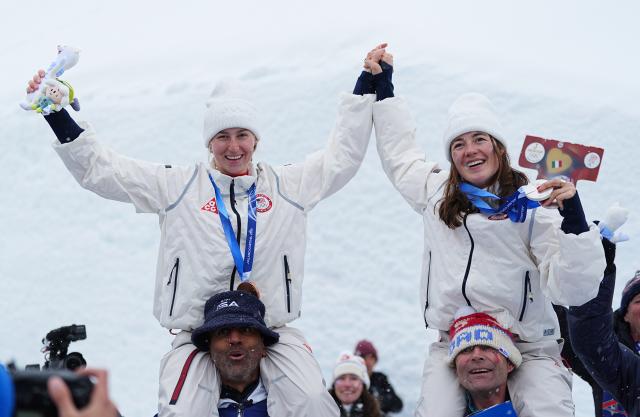 (260214) -- LIVIGNO, Feb. 14, 2026 (Xinhua) -- Silver medalist Jaelin Kauf (top R) of the United States and bronze medalist Elizabeth Lemley (top L) of the United States celebrate after the awarding ceremony for the freestyle skiing women's dual moguls at the Milan-Cortina 2026 Olympic Winter Games in Livigno, Italy, Feb. 14, 2026. (Xinhua/Wu Huiwo)