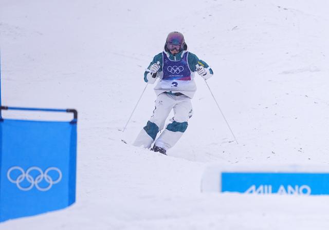 (260214) -- LIVIGNO, Feb. 14, 2026 (Xinhua) -- Jakara Anthony of Australia competes during the freestyle skiing women's dual moguls big final at the Milan-Cortina 2026 Olympic Winter Games in Livigno, Italy, Feb. 14, 2026. (Xinhua/Wu Huiwo)