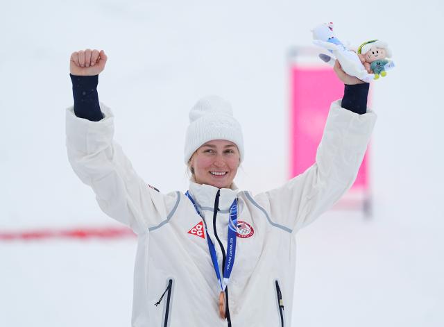 (260214) -- LIVIGNO, Feb. 14, 2026 (Xinhua) -- Bronze medalist Elizabeth Lemley of the United States poses for photos during the awarding ceremony for the freestyle skiing women's dual moguls at the Milan-Cortina 2026 Olympic Winter Games in Livigno, Italy, Feb. 14, 2026. (Xinhua/Wu Huiwo)