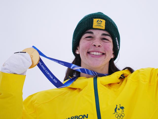 (260214) -- LIVIGNO, Feb. 14, 2026 (Xinhua) -- Gold medalist Jakara Anthony of Australia poses for photos with the medal during the awarding ceremony for the freestyle skiing women's dual moguls at the Milan-Cortina 2026 Olympic Winter Games in Livigno, Italy, Feb. 14, 2026. (Xinhua/Wu Huiwo)