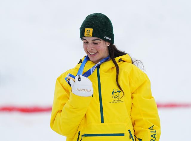(260214) -- LIVIGNO, Feb. 14, 2026 (Xinhua) -- Gold medalist Jakara Anthony of Australia watches the medal during the awarding ceremony for the freestyle skiing women's dual moguls at the Milan-Cortina 2026 Olympic Winter Games in Livigno, Italy, Feb. 14, 2026. (Xinhua/Wu Huiwo)