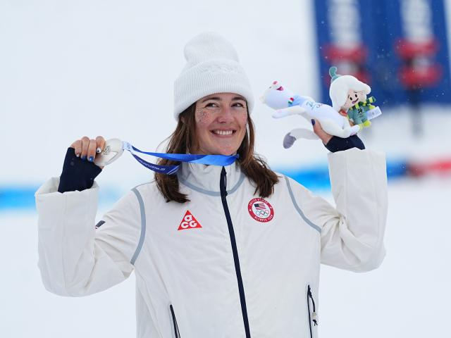 (260214) -- LIVIGNO, Feb. 14, 2026 (Xinhua) -- Silver medalist Jaelin Kauf of the United States poses for photos with the medal during the awarding ceremony for the freestyle skiing women's dual moguls at the Milan-Cortina 2026 Olympic Winter Games in Livigno, Italy, Feb. 14, 2026. (Xinhua/Wu Huiwo)