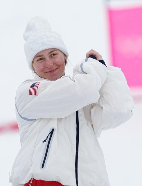 (260214) -- LIVIGNO, Feb. 14, 2026 (Xinhua) -- Bronze medalist Elizabeth Lemley of the United States reacts during the awarding ceremony for the freestyle skiing women's dual moguls at the Milan-Cortina 2026 Olympic Winter Games in Livigno, Italy, Feb. 14, 2026. (Xinhua/Wu Huiwo)