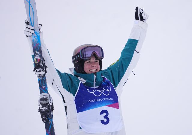 (260214) -- LIVIGNO, Feb. 14, 2026 (Xinhua) -- Jakara Anthony of Australia celebrates after winning the freestyle skiing women's dual moguls big final at the Milan-Cortina 2026 Olympic Winter Games in Livigno, Italy, Feb. 14, 2026. (Xinhua/Wu Huiwo)