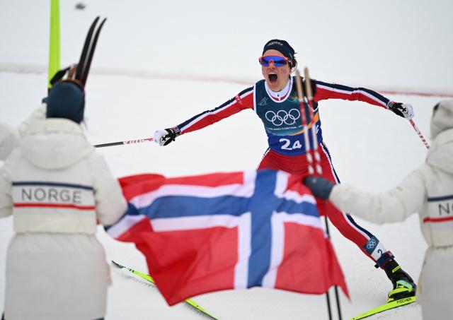 (260214) -- TESERO, Feb. 14, 2026 (Xinhua) -- Norway's Heidi Weng crosses the finish line for Norway to win the gold medal during the cross-country skiing women's 4x7.5km relay match at the Milan-Cortina 2026 Olympic Winter Games in Tesero, Italy, Feb. 14, 2026. (Xinhua/He Canling)